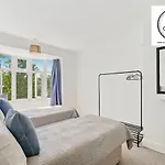 3 Bedroom House With Parking & Garden By Cherry Inn Short Lets & Serviced Accommodation Cambridge