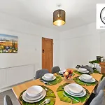 3 Bedroom House With Parking & Garden By Cherry Inn Short Lets & Serviced Accommodation Cambridge