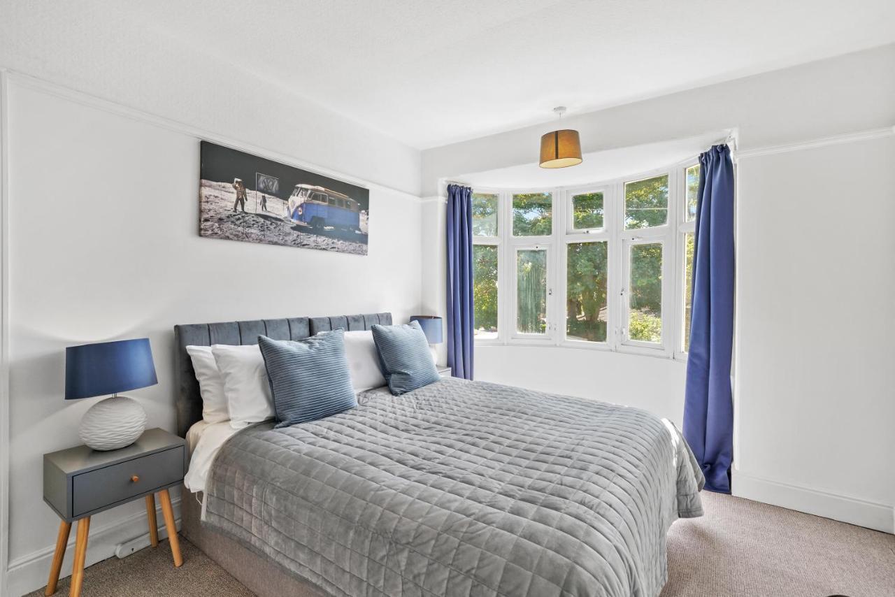 3 Bedroom House With Parking & Garden By Cherry Short Lets & Serviced