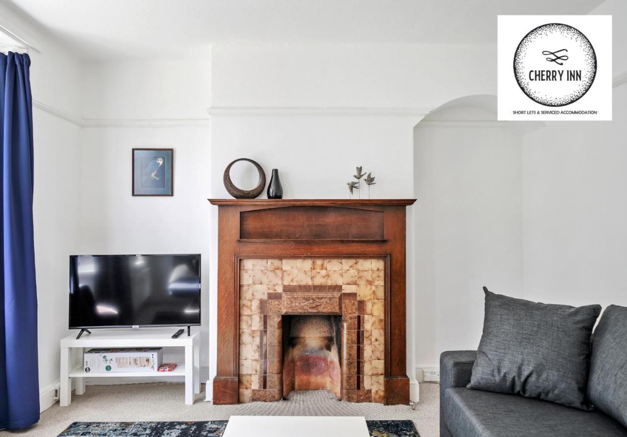 Apartemen 3 Bedroom House With Parking & Garden By Cherry Short Lets & Serviced *