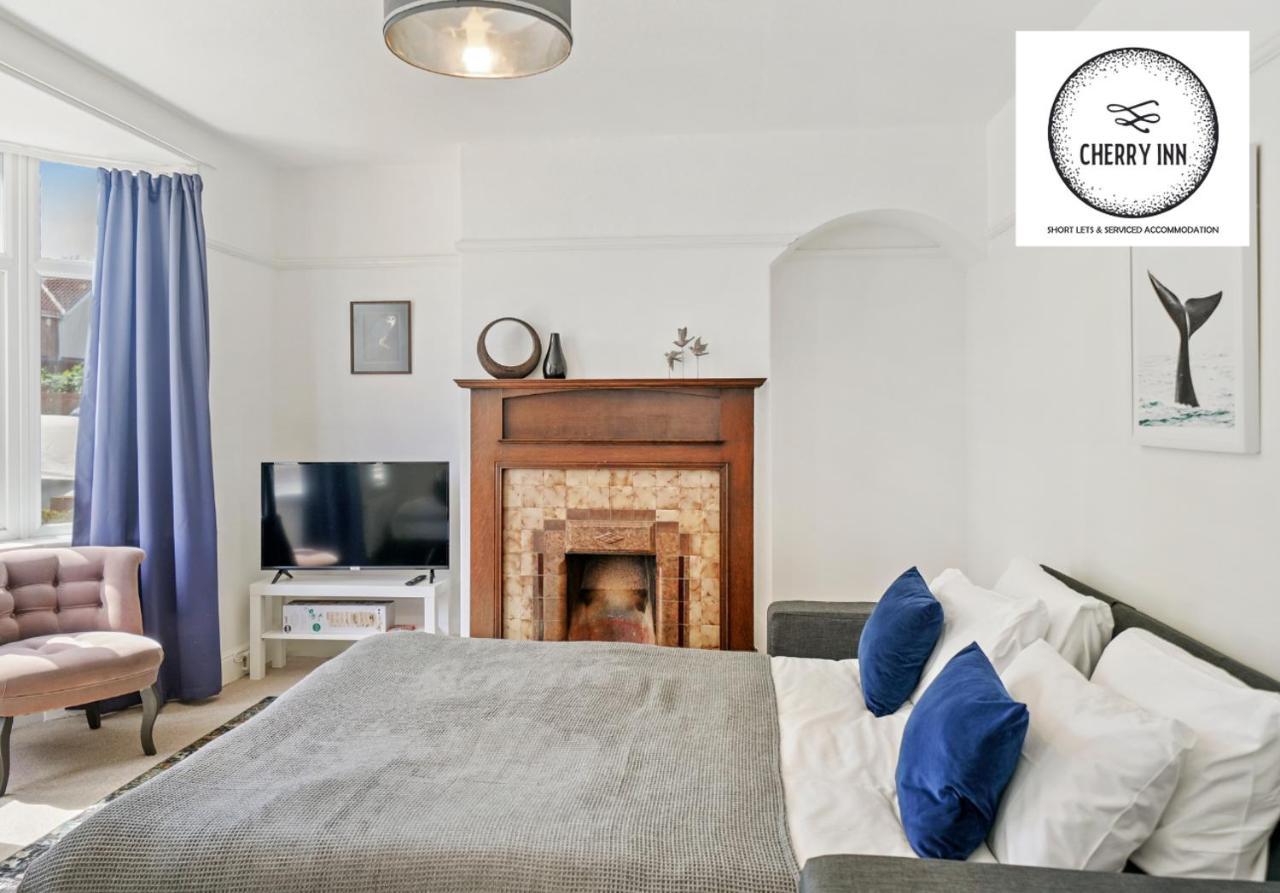 Apartemen 3 Bedroom House With Parking & Garden By Cherry Short Lets & Serviced *