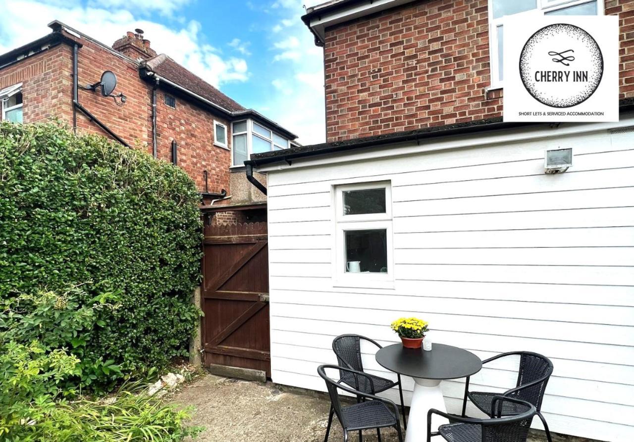 3 Bedroom House With Parking & Garden By Cherry Short Lets & Serviced Apartemen